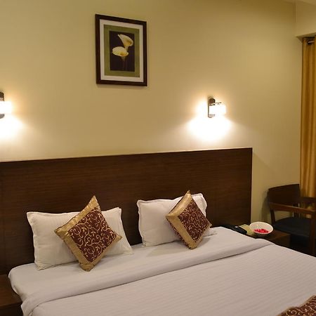 Hotel Adi Нагпур Экстерьер фото