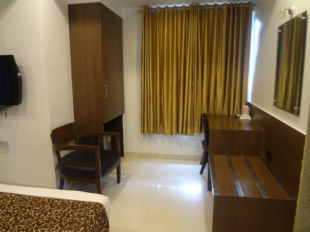 Hotel Adi Нагпур Экстерьер фото