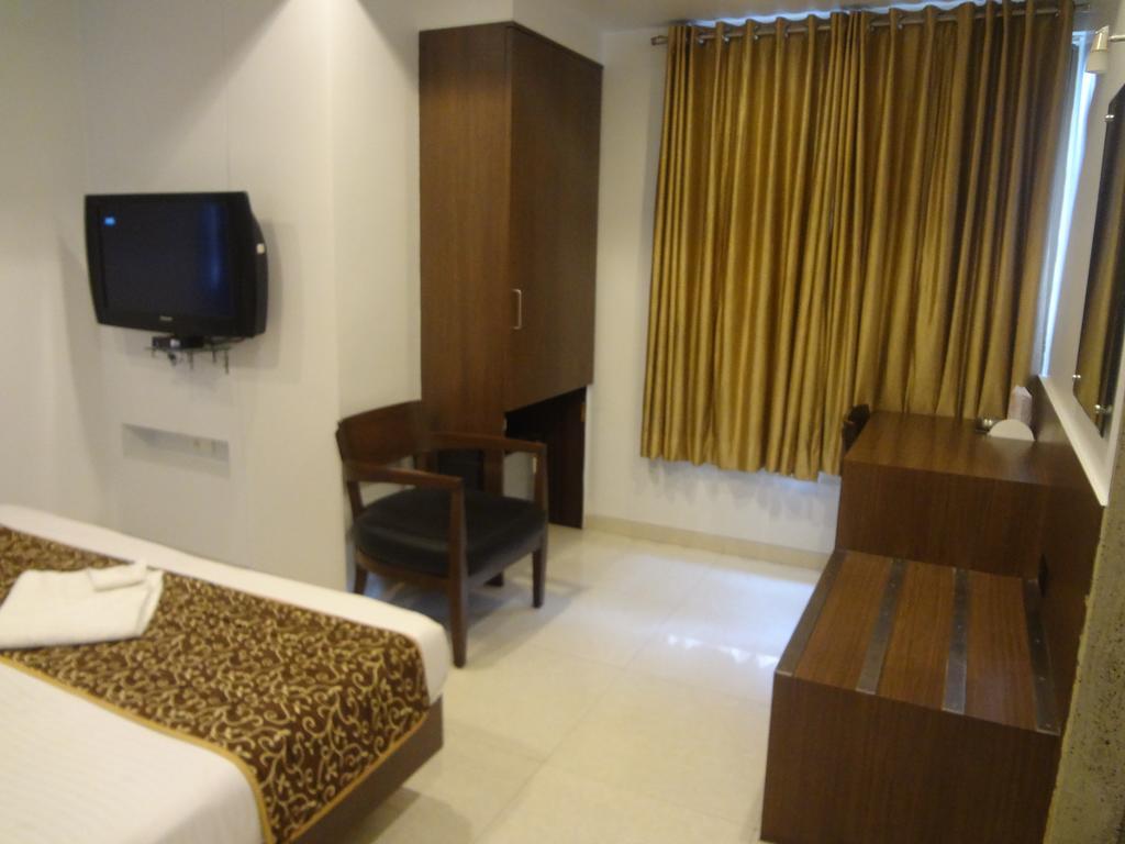 Hotel Adi Нагпур Экстерьер фото