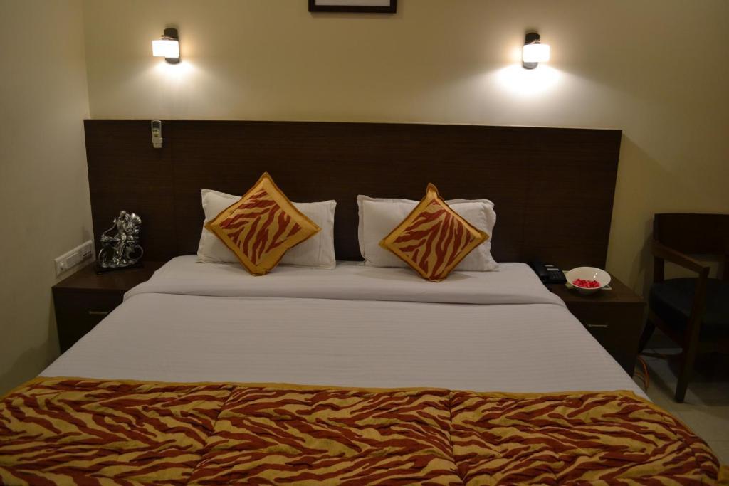 Hotel Adi Нагпур Экстерьер фото
