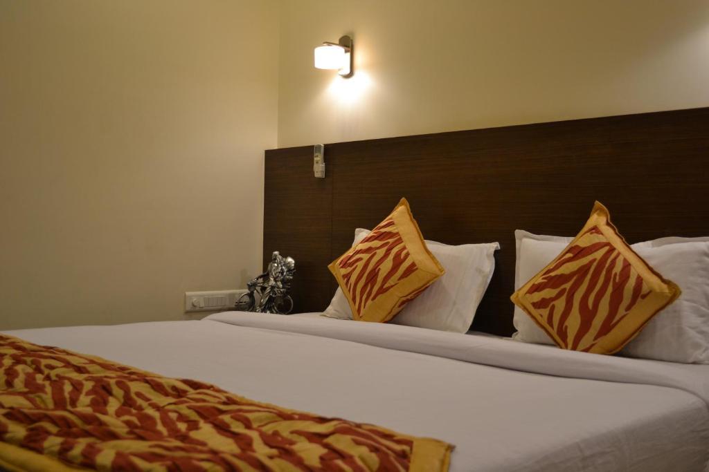 Hotel Adi Нагпур Номер фото