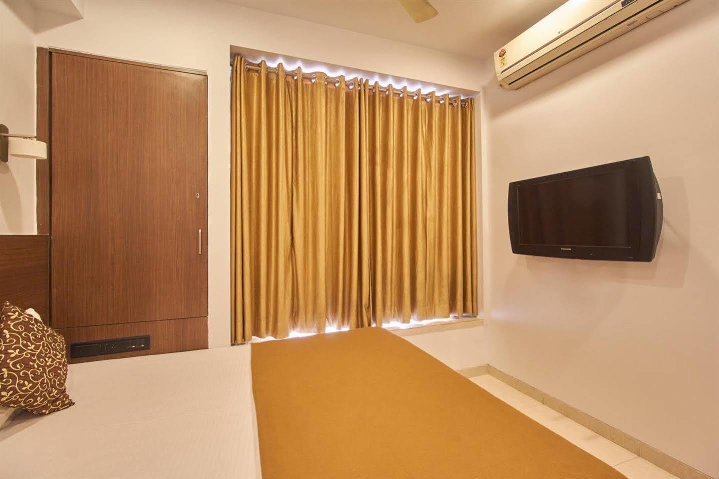 Hotel Adi Нагпур Экстерьер фото
